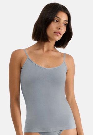 Camisole gris clair ajustée avec bretelles fines réglables. Texture lisse et design simple, s'étend jusqu'à la taille. Sans motifs ni accents supplémentaires.