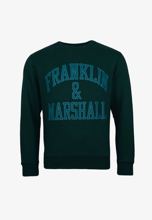 Zelena bombažna majica s kapuco z velikimi modrimi črkami, ki črkujejo "FRANKLIN & MARSHALL" na sprednji strani; rebrast krožni ovratnik in manšete.