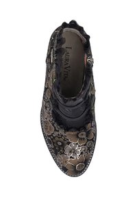 Czarne botki za kostkę z kwiatowym wzorem w złocie i zieleni, z falbaną na krawędzi i bocznym zamkiem błyskawicznym, gładką fakturą oraz dekoracyjnym szwem.