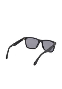 Occhiali da sole neri con finitura opaca, design angolare, lenti grigie polarizzate e sottili braccia nere con branding discreto.