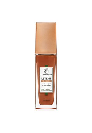 Flacon de fond de teint liquide La Provençale Le Teint en teinte 50 Brun avec bouchon doré et étiquette mettant en avant 97 % d'ingrédients naturels.
