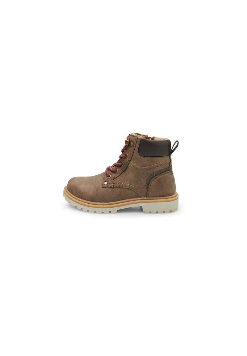 Bota de ante marrón hasta el tobillo con punta redonda, detalles en cuero marrón, cordones rojos y una suela de goma blanca con un patrón de tracción.