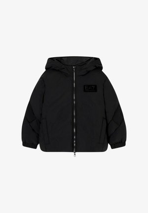 Giacca a vento nera imbottita con cappuccio, zip frontale e polsini elastici. Presenta una toppa con il logo EA7 lucido sul petto. Texture liscia.