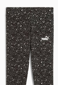 Leggings con un motivo leopardato nero e grigio, realizzati in tessuto elasticizzato. Logo Puma bianco posizionato sul lato sinistro inferiore.