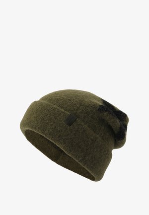 Bonnet en tricot de couleur vert olive, fabriqué en laine, avec une texture douce, un revers roulé et une étiquette logo noire sur le côté.