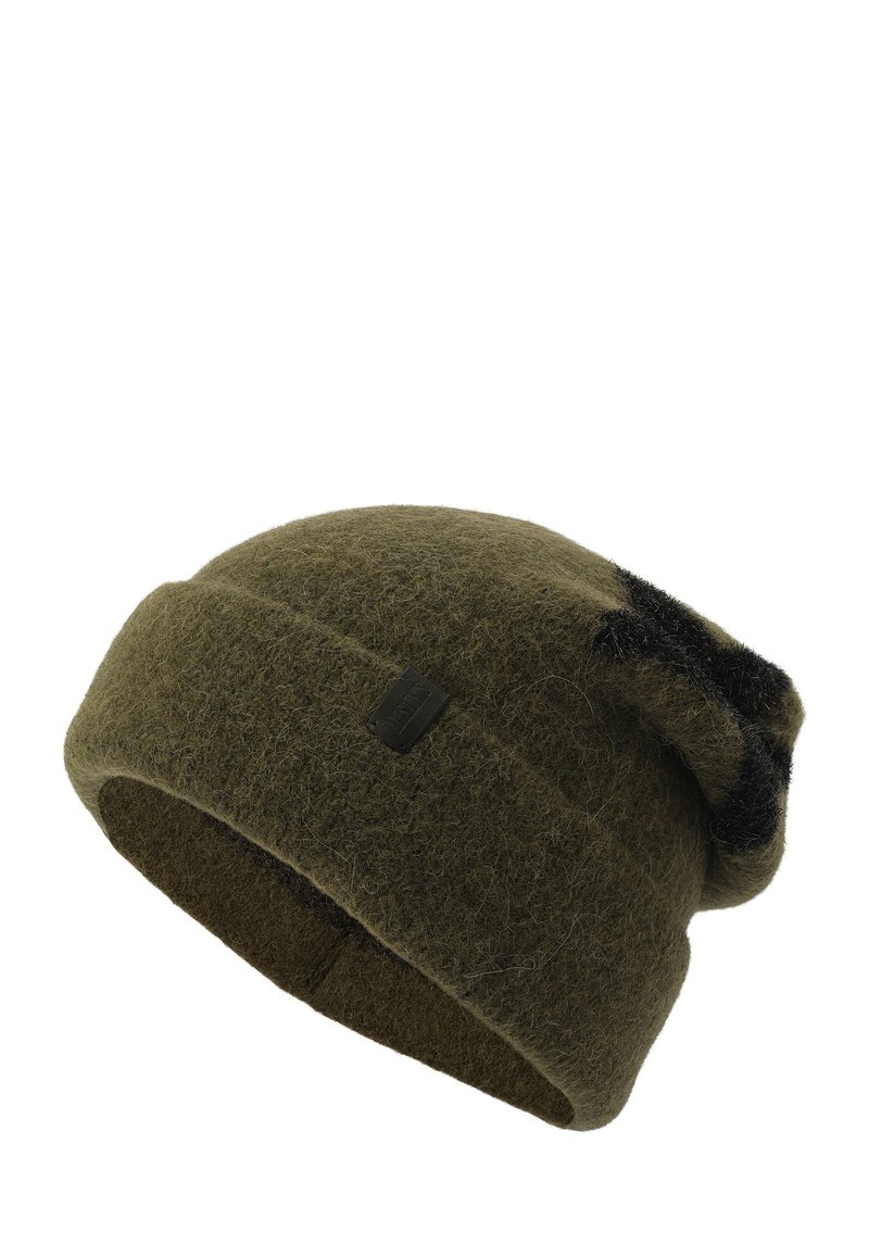 Oliven grøn strikket hue lavet af uld, med en blød tekstur, ombøjede kant og en sort logo-patch på siden.