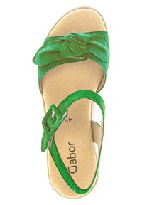 Sandale en daim vert avec un détail de nœud sur la bride, une boucle à la cheville et une semelle intérieure beige lisse avec le logo "Gabor".