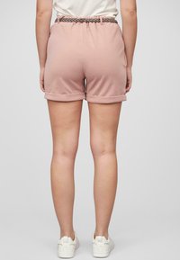 Lyserøde shorts lavet af blødt materiale, med en opsmøgget kant og en elastisk talje med en flettet bælte-detalje. Ensfarvet design.