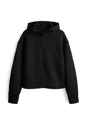 Zwarte rits hoodie met lange mouwen, voorzakken en een capuchon, gepresenteerd tegen een witte achtergrond.