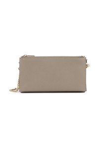 Pochette rectangulaire en cuir taupe avec une fermeture éclair dorée et une bandoulière chaîne dorée amovible, posée sur un fond blanc.
