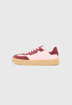 Sneaker in rosa e bordeaux, realizzata in materiale scamosciato e pelle liscia, con chiusura a laccio, suola in gomma texturizzata e dettaglio del logo.