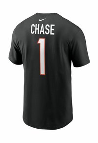T-shirt Nike nera con testo bianco "CHASE" e "1" sulla schiena, realizzata in cotone con colletto tondo e maniche corte.