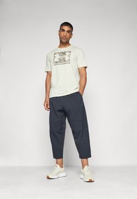 Under Armour ABC CAMO BOXED LOGO - Apdrukāts T-krekls - silt/timberwolf taupe