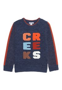 Suéter marino con letras texturizadas multicolores que dicen "CREEKS". Presenta rayas rojas contrastantes en los hombros y un escote redondo.