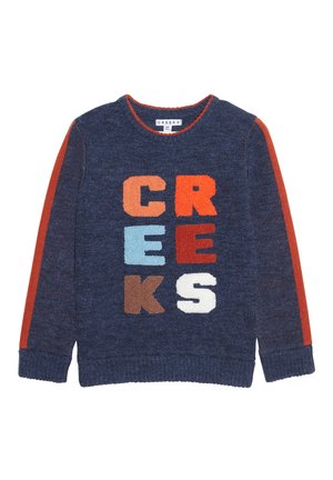 Marineblauer Pullover mit mehrfarbigen, strukturierten Buchstaben, die "CREEKS" buchstabieren. Verfügt über kontrastierende rote Schulterstreifen und einen runden Halsausschnitt.