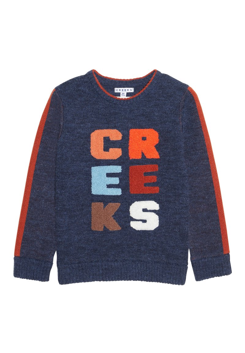 Suéter marino con letras texturizadas multicolores que dicen "CREEKS". Presenta rayas rojas contrastantes en los hombros y un escote redondo.