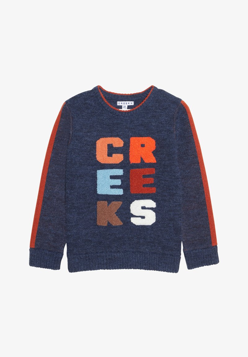 Suéter marino con letras texturizadas multicolores que dicen "CREEKS". Presenta rayas rojas contrastantes en los hombros y un escote redondo.
