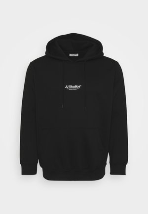 Hanorac negru cu o mare lucrare frontală, șnururi și un logo alb care spune "JJ Studios" pe piept. Material din amestec de bumbac.