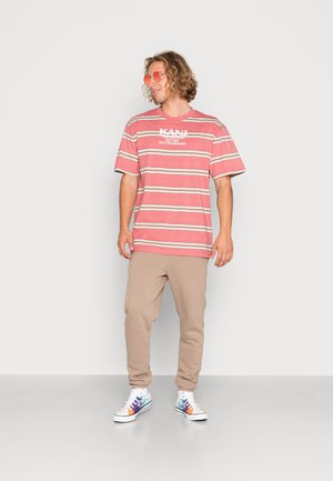 Karl Kani RETRO STRIPE TEE UNISEX - Camiseta estampada - rose