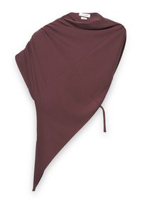 Enveloppe asymétrique bordeaux, réalisée en tissu lisse. Présente un drapé aux épaules et un détail noué sur un côté, avec une texture subtile.