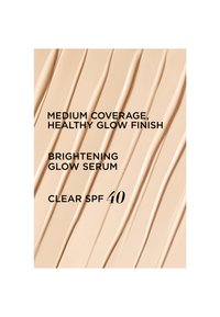 Medium dekkende foundationsstruktur med tekst som fremhever lystgivende glødserum og klar SPF 40 for en sunn glødende finish.