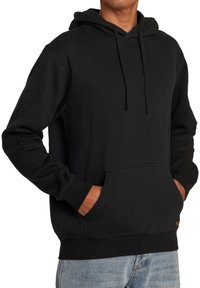 Haut à capuche en coton noir avec une poche kangourou à l'avant, un cordon de serrage à la capuche, et des bords côtelés au niveau des poignets et de l'ourlet. Texture douce avec une coupe décontractée.