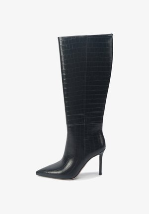 Stivale nero al ginocchio con tacco a spillo, realizzato in pelle con effetto cocco, dotato di punta affusolata e silhouette elegante con dettagli di cucitura minimi.
