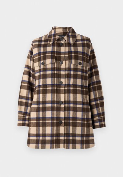 Chaqueta de camisa a cuadros marrón y beige, confeccionada en un tejido suave, con cierre de botón, dos bolsillos en el pecho y un diseño de cuello clásico.