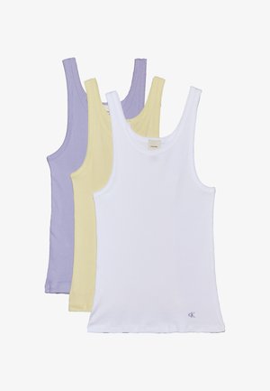 Tričko bez rukávov z bavlny v levandulovej, žltej a bielej farbe. Každé má rebrovanú textúru, široké ramienka a logo na leme bieleho topu.
