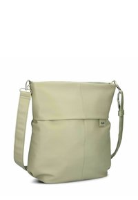 Bolso de hombro de cuero verde claro con una textura suave, parte superior plana y una correa larga ajustable. Presenta una sutil etiqueta de la marca.
