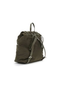 Mochila de nailon verde oliva con textura acolchada, correas de hombro ajustables, un asa en la parte superior y detalles de metal plateado.