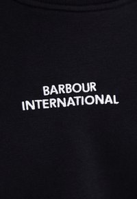 Černá mikina s bílým vyšívaným textem "BARBOUR INTERNATIONAL" umístěným na přední straně; hladká textura, standardní design s kulatým výstřihem.