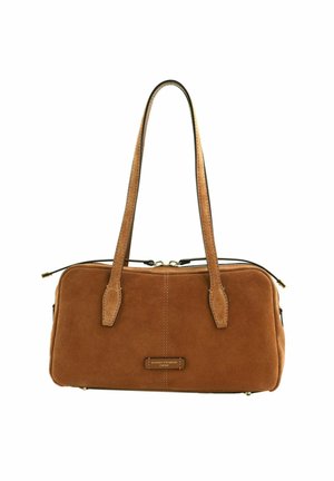 Sac à main rectangulaire en daim marron avec double poignées et une petite plaque logo sur le devant, fermeture éclair sur le dessus.