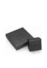 Scatole regalo nere, una più grande e rettangolare, l'altra più piccola e quadrata, entrambe con una texture liscia e opaca e logo impresso sulla superficie.