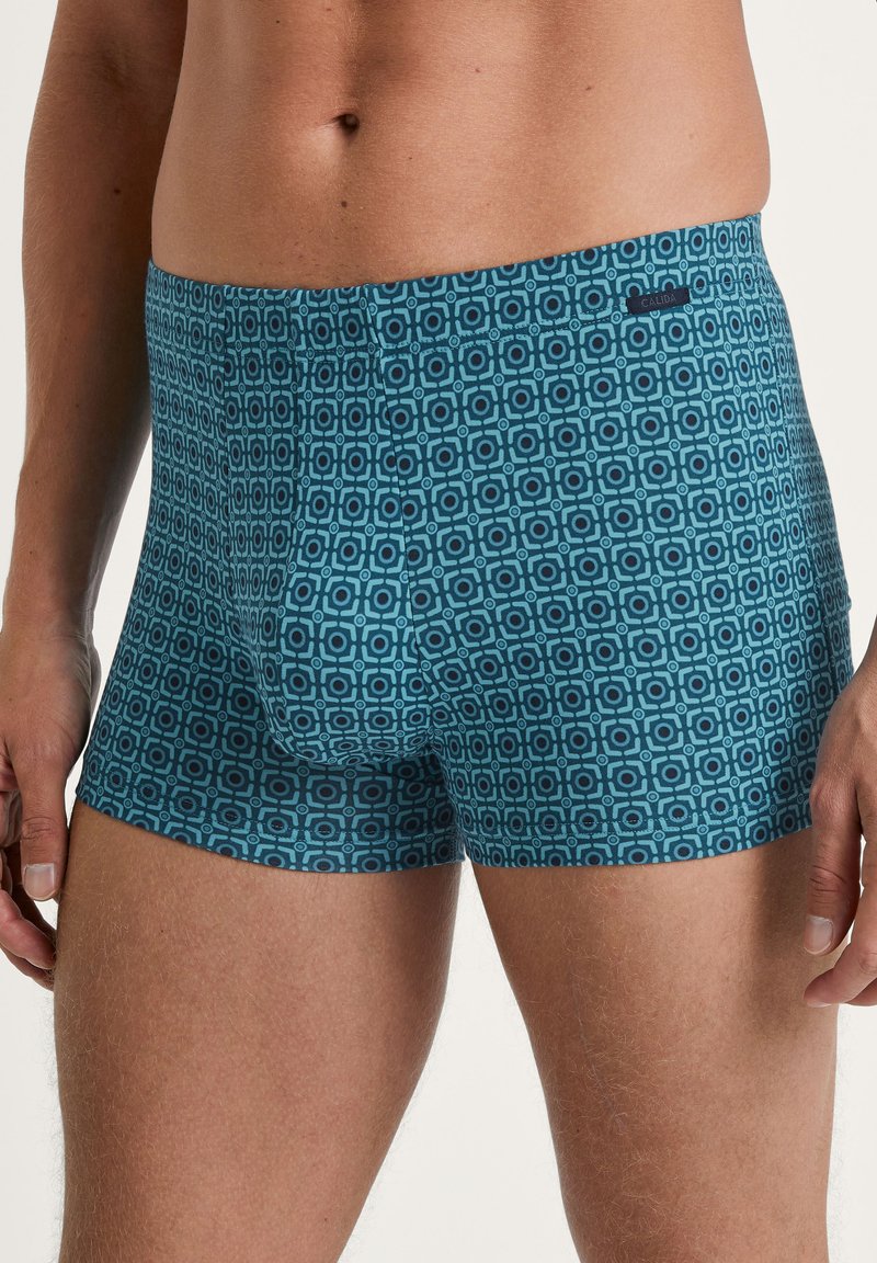 Herenboxershorts in teal met een geometrisch patroon. Gemaakt van zachte stof, met een rekbare tailleband en een aansluitend ontwerp.