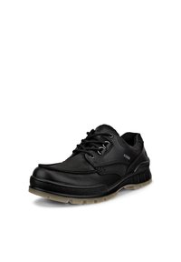 Chaussure décontractée en cuir noir à lacets avec col matelassé à la cheville et semelle en caoutchouc translucide inclinée vers la droite.
