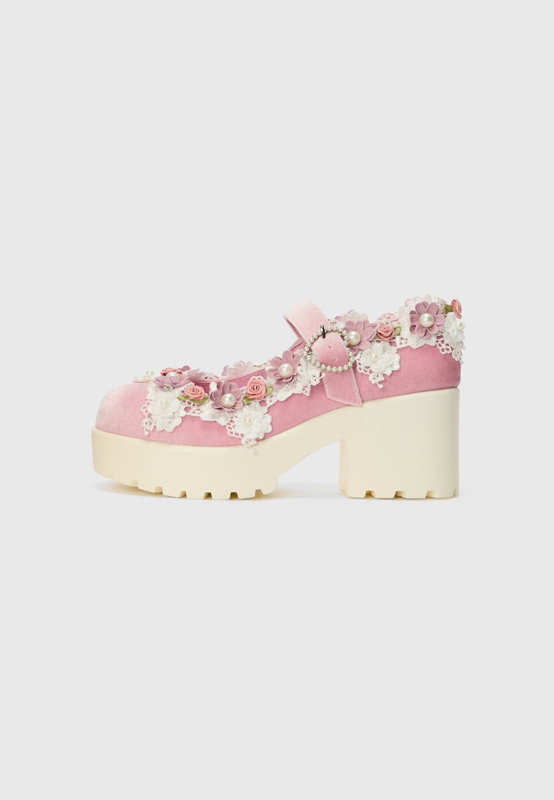 Roze fluwelen Mary Jane schoenen met een stevige witte platformzool, versierd met kant, nepbloemen en parelaccenten. Bevat een zijgesp.
