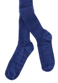 Blå knähöga strumpor med ribbat mönster och subtil glans. Tillverkade av elastiskt material för en tät passform. Har förstärkt tå och häl.