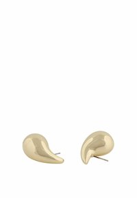 Guldtonade studs med en flytande, tårform. Slät, glänsande yta med en avsmalnande spets och en subtil krökning. Tunn bakdel med post.