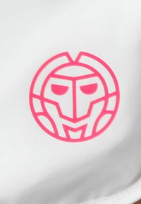 Logotipo de rostro robótico estilizado en color rosa, con ojos angulares y patrones geométricos, sobre un fondo de tela blanca.