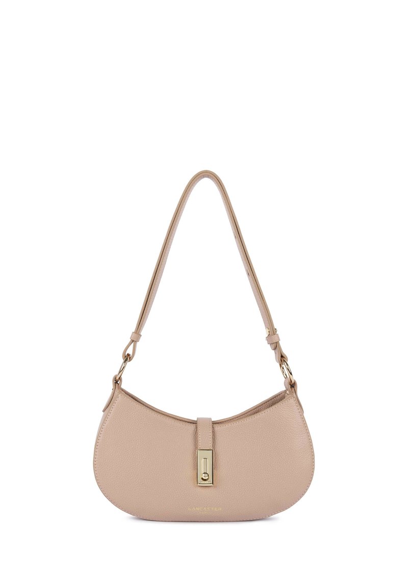 Borsa a spalla in pelle beige con una forma curva, chiusura con ferrature dorate e finitura testurizzata. Tracolla regolabile per versatilità.