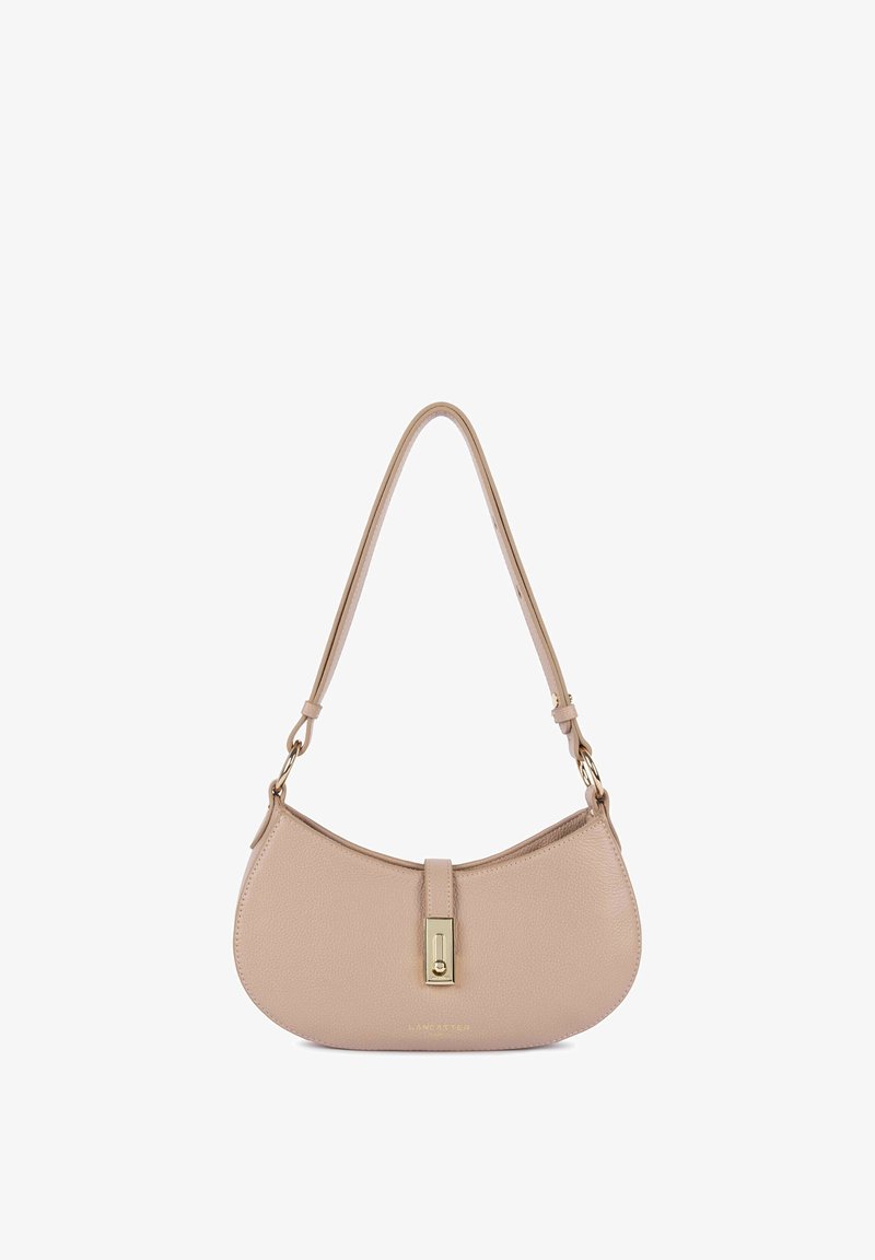 Borsa a spalla in pelle beige con una forma curva, chiusura con ferrature dorate e finitura testurizzata. Tracolla regolabile per versatilità.