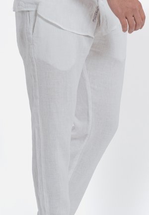 Witte linnen broek met een gladde textuur, met een rechte snit en zijzakken, gepresenteerd tegen een effen achtergrond.