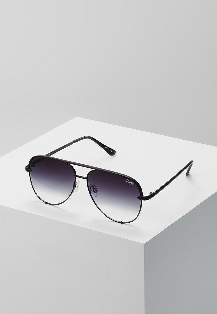Svarte aviator-solbriller med gradientlinser. Tynn metallramme og armer. Har nesepader for komfort og merkevare på linsen.
