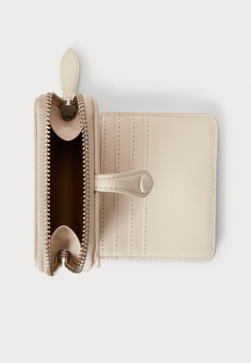 Beige Lederbrieftasche mit einem Reißverschlussfach und sechs Kartenfächern. Glatte Textur und minimalistisches Design, ausgestattet mit einem Druckknopfverschluss.
