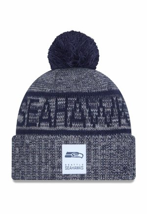 Cappello di lana lavorato a maglia in navy e grigio con un pompon in cima. Presenta una patch con il logo dei "Seattle Seahawks" e pattern testurizzati.