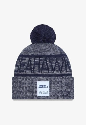 Cappello di lana lavorato a maglia in navy e grigio con un pompon in cima. Presenta una patch con il logo dei "Seattle Seahawks" e pattern testurizzati.