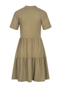 Sukienka T-shirt w oliwkowym kolorze, z krótkimi rękawami, okrągłym dekoltem i rozkloszowanym, warstwowym dołem. Wykonana z miękkiej, lekkiej mieszanki bawełny.