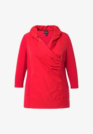 Rode top met een kraaghals en een gedrapeerde voorkant, met driekwart mouwen en een gladde textuur. Inclusief een klein logo detail aan de onderrand.