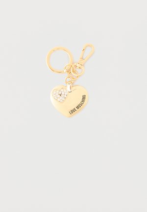 Portachiavi a forma di cuore in oro con dettaglio a cuore di piccoli strass e incisione "LOVE MOSCHINO", attaccato a un anello portachiavi e a una chiusura.